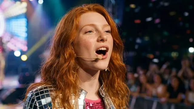 Imagen de muestra: protagonista cantando en un escenario