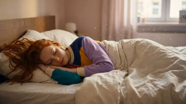 Imagen de muestra: protagonista despertando en su cama